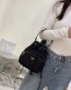 圖片 PRADA 經典三角標LOGO 尼龍束口水桶包
