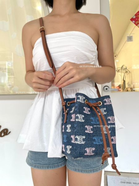 圖片 新款 ⚘ CELINE TRIOMPHE BAG 牛仔藍水桶包｜斜背包
