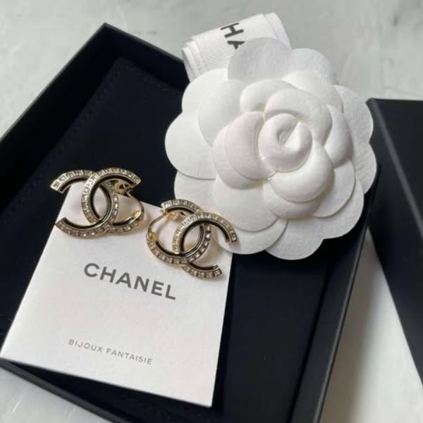 圖片 Chanel 黑金水鑽琺瑯耳針