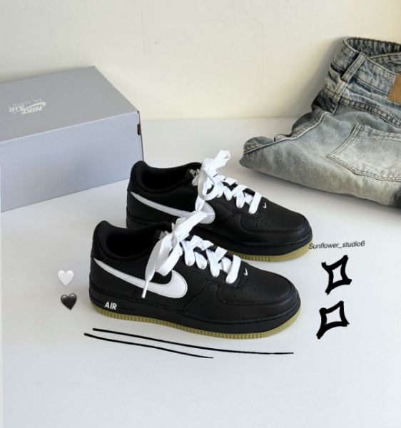 圖片 Nike Air Force 1 AF1 黑白色 黑武士 黑白武士 皮革 寬鞋帶 焦糖底 大童款 HQ1911-001/預購