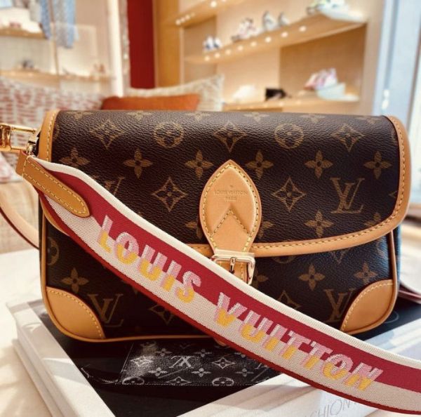 圖片 LV M46049 Diane 戴安娜法棍包 桃紅背帶