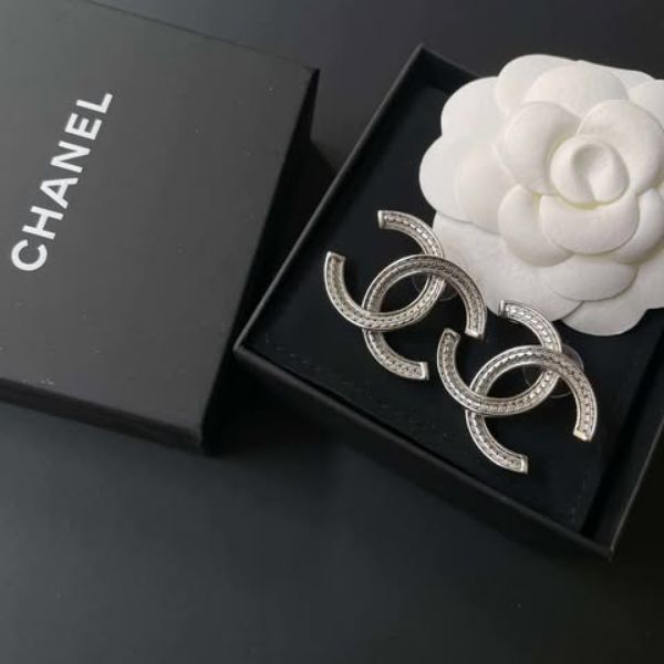 圖片 Chanel 銀色蛇骨大logo耳針