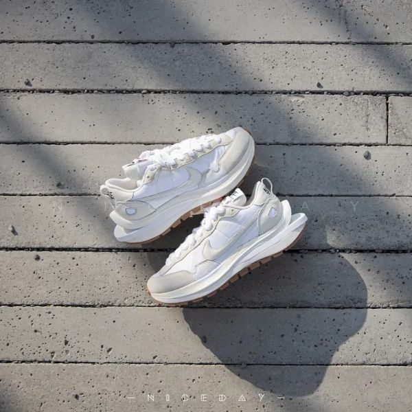 NICEDAY 部分現貨/代購 Sacai x Nike VaporWaffle Sail Gum 奶油白 聯名款 米白 卡其底 男女尺寸 DD1875-100