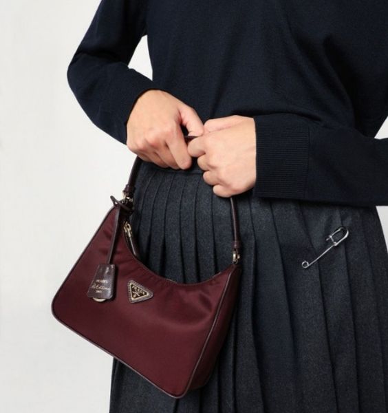 圖片 《我最便宜!全新正品》Prada  Re-Edition 2005 Re-Nylon 迷你袋 酒紅色