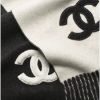 圖片 Chanel 24K 黑x白雙面大LOGO羊絨圍巾