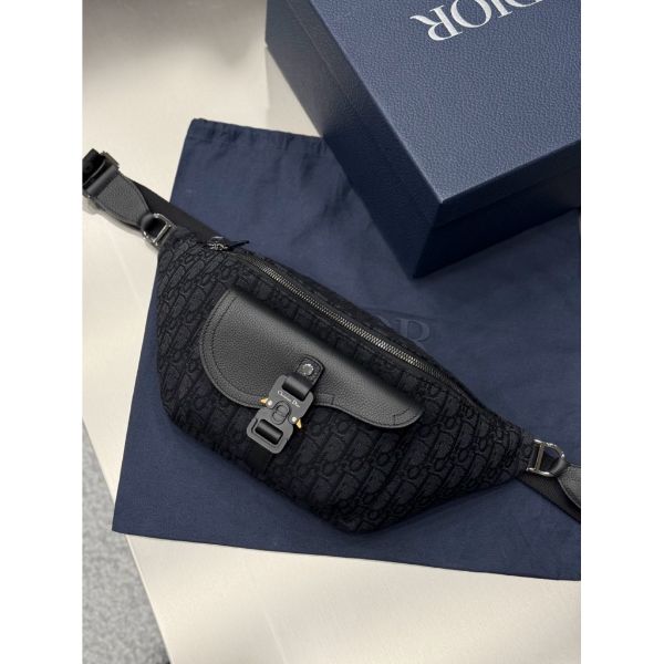 圖片 Dior 經典 皮革搭配黑色老花 刺繡 滿版設計 男生腰包