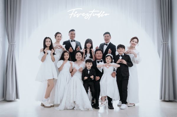 圖片 團體照 ✧全家福禮服拍攝 平日$9,800/假日$11,800
