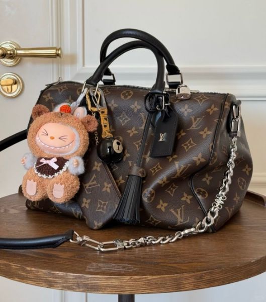 圖片 LV 25 秋冬 M12243 Speedy Soft 30 Dark 黑色皮革飾邊手提肩背包