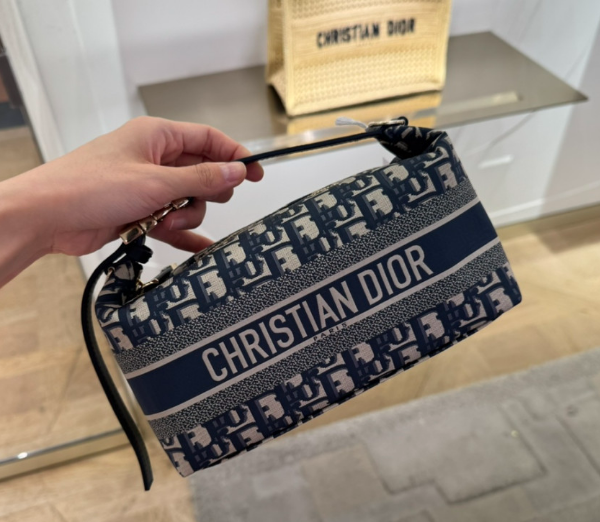 圖片 《現貨最低特價 》 Dior Travel Nomad 中款手提包 手拿包 藍色 Dior Oblique 科技布料