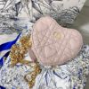 圖片 《現貨最低特價 》 Dior Dioramour Dior Caro Heart 附鏈帶手拿包 淡粉紅色 Cannage 籐格紋小牛皮搭配心形圖案