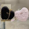 圖片 《現貨最低特價 》 Dior Dioramour Dior Caro Heart 附鏈帶手拿包 淡粉紅色 Cannage 籐格紋小牛皮搭配心形圖案