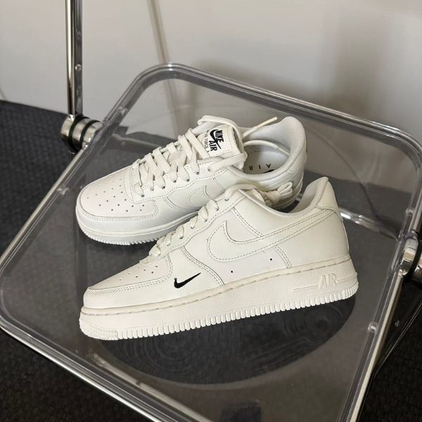 圖片 Nike Air Force 1 黑小勾 刺繡 奶油白 女鞋 HF1058-133