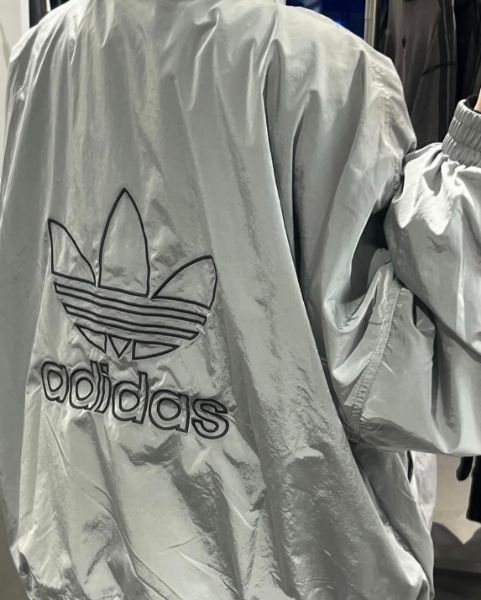 圖片 Adidas Originals 立領外套 防風外套 連帽外套 帽可以收 反光 落肩 燈籠袖 短版 黑色 灰色(任買兩件711免運)/預購