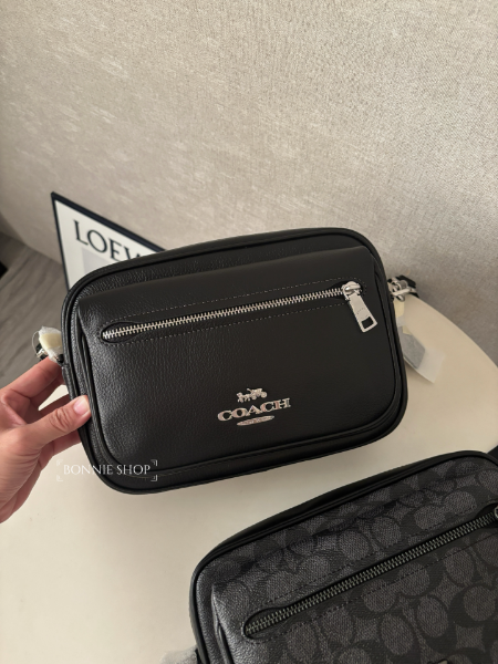 圖片 COACH Elias 前拉鏈素面款相機包