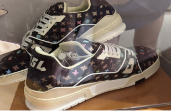 圖片 二手8成LV 咖啡滿版運動版鞋