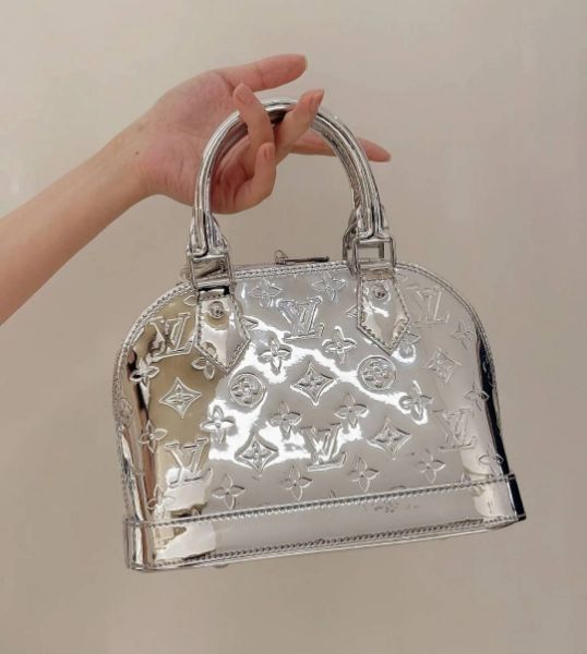 圖片 《現貨最低特價 》Louis Vuitton LV Alma BB 貝殼包 金屬銀色