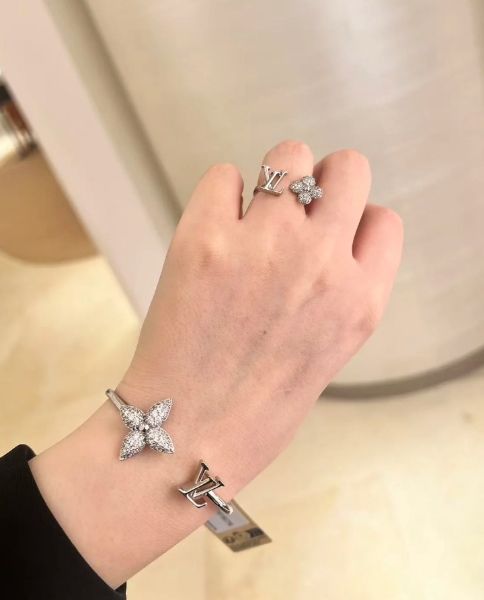 圖片 《現貨最低特價 》Louis Vuitton LV 標誌和星形花卉圖案 手環M號