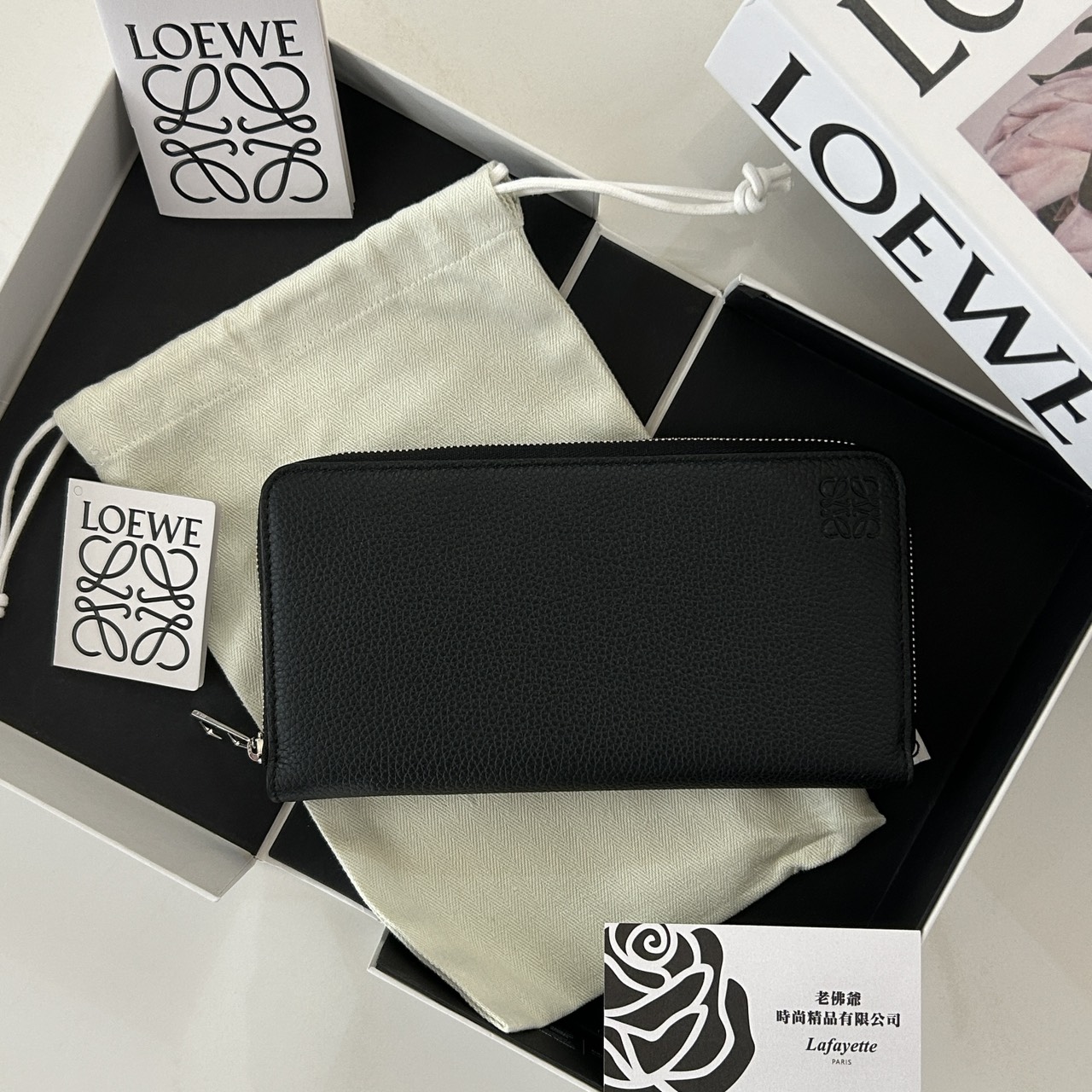 LOEWE 黑色柔軟粒面小牛皮拉鏈長夾-zingala商店