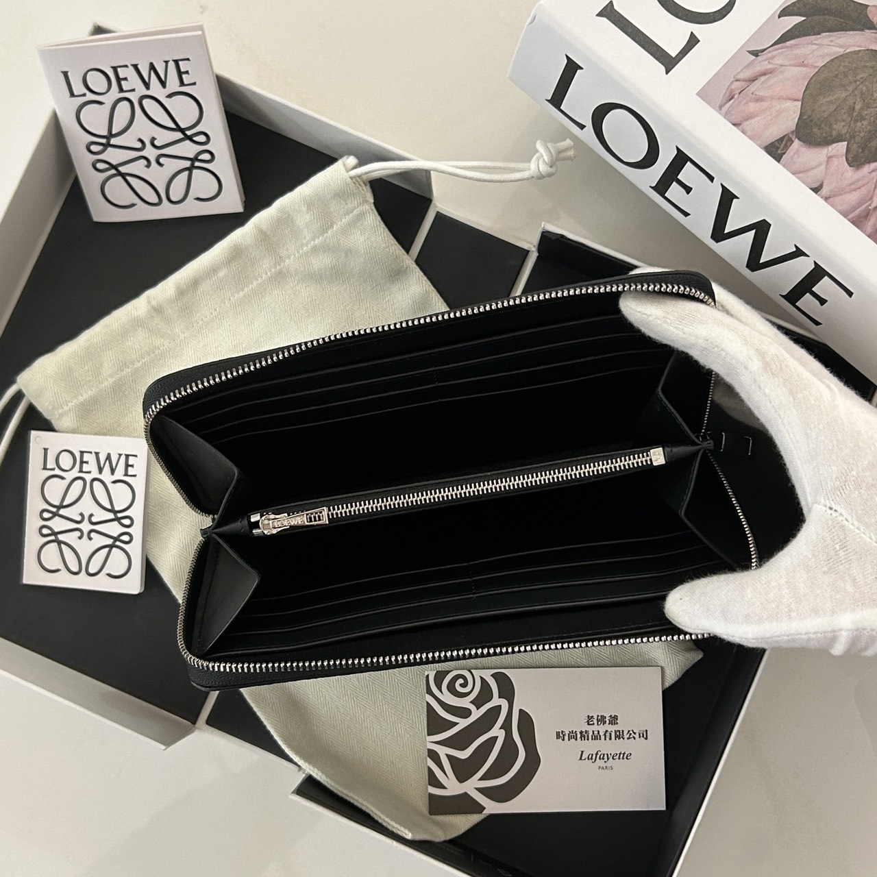LOEWE 黑色柔軟粒面小牛皮拉鏈長夾-zingala商店