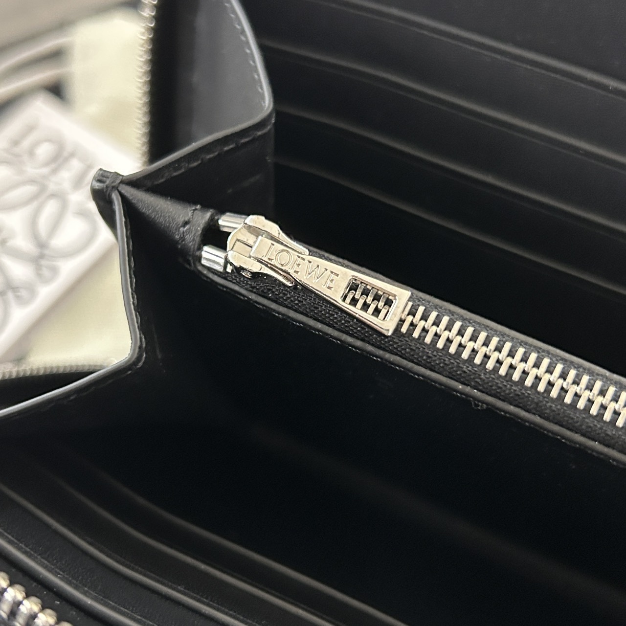 LOEWE 黑色柔軟粒面小牛皮拉鏈長夾-zingala商店