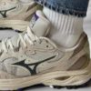 NICEDAY 代購 Mizuno Racer ADV 山系 奶茶 米白 米色 戶外 機能 跑鞋 女鞋 D1GH241206