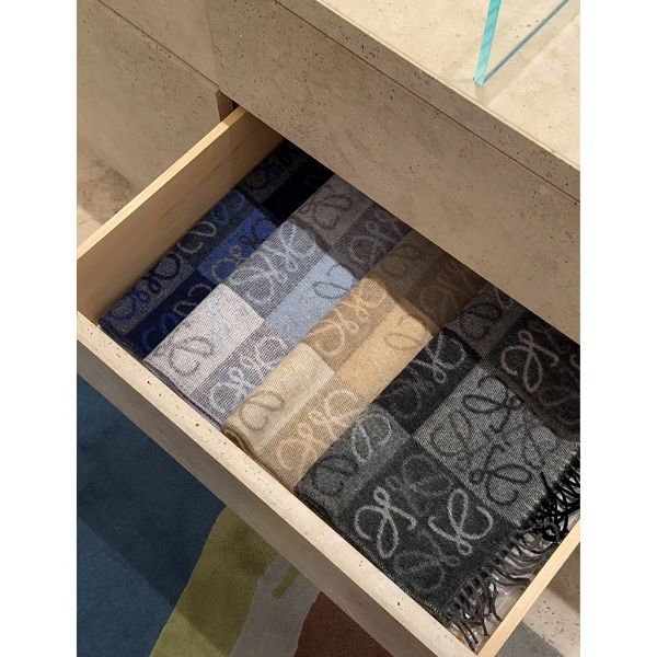 圖片 Loewe 經典 奶茶色 黑灰色 冰川藍 滿版漸層格子Logo設計 爆款 女生 女款 圍巾