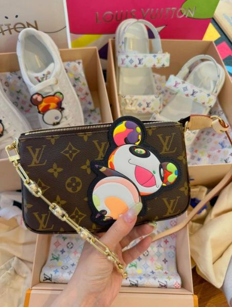 圖片 LV 2025 爆款 🔥 村上隆 X 路易威登 M13440 LV x TM Pochette 美爆了💕 