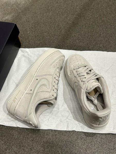 圖片 Nike Air Force 1 AF1 奶灰色 麂皮 絲絨 燕麥灰 淺灰白 絨面 果凍勾 女款 HV4406-001/預購