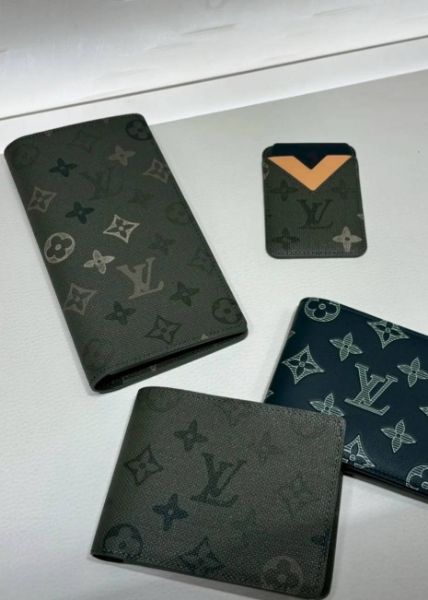 圖片 《現貨最低特價 》Louis Vuitton LV 軍綠色 Brazza 對折長夾