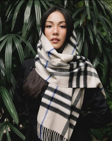 圖片 Burberry 格紋克什米爾圍巾🧣 米灰色