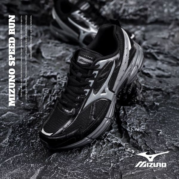 NICEDAY 代購 Mizuno Speed 黑 黑灰 黑魂 深灰 復古 機能 慢跑 男鞋 D1GH223001