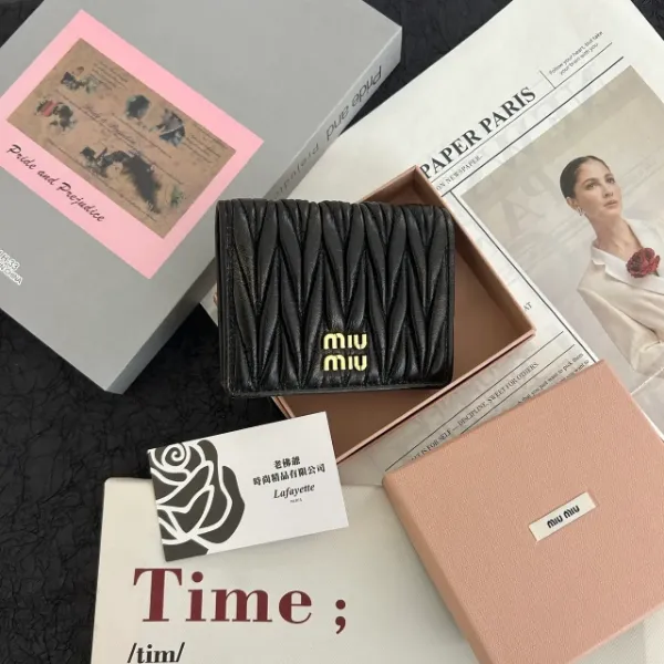 圖片 MIUMIU Matelassé 兩折復古咖啡棕短夾