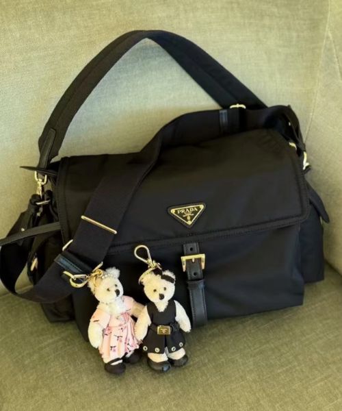 圖片 Prada 全新 Explore 中型郵差包亮相 收納、質感與機能一次到位 黑 22*10*14 cm 