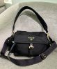 圖片 Prada 全新 Explore 中型郵差包亮相 收納、質感與機能一次到位 黑 22*10*14 cm 