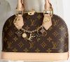 圖片 《現貨最低特價 》Louis Vuitton LV Spring Street鏈帶包包吊飾