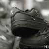 NICEDAY 現貨 NIke Air Force 1 黑金勾 黑色 小金勾 金 女鞋 HQ1180-001