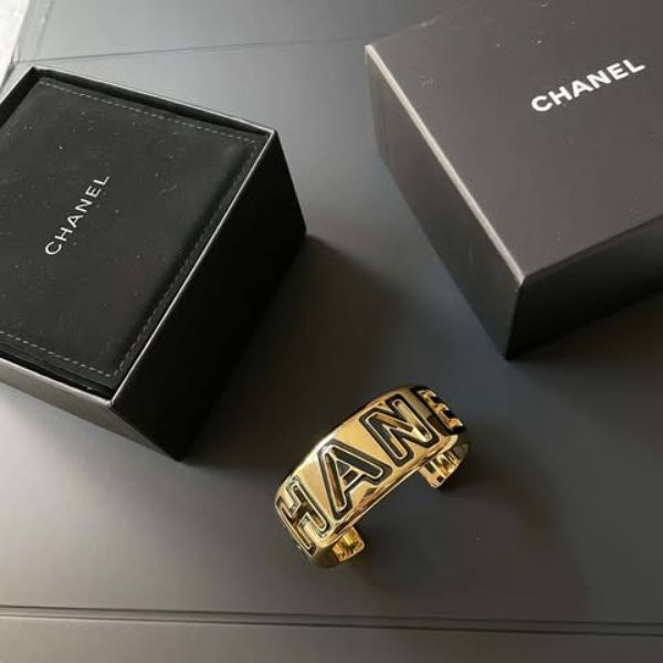 圖片 Chanel 24a 黑金字母琺瑯鏤空手鐲