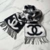 圖片 Chanel 25k 新款黑白字母流蘇圍巾