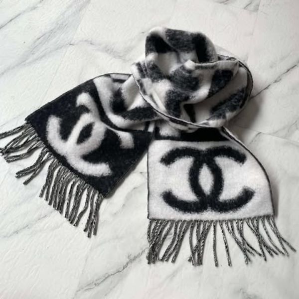圖片 Chanel 25k 新款黑白字母流蘇圍巾