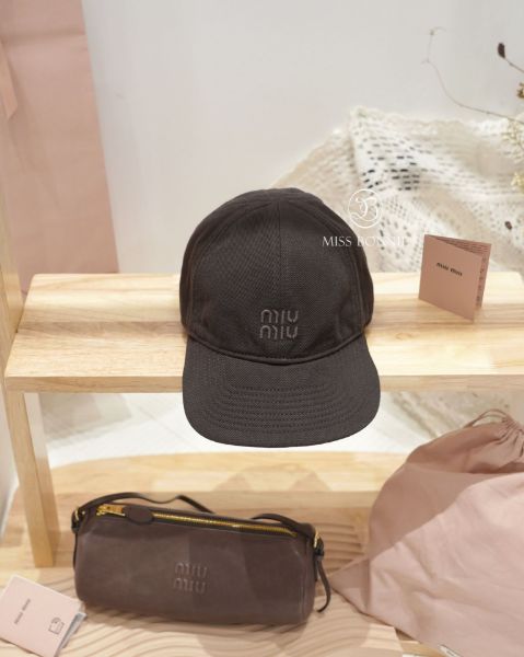 圖片 Miu Miu 素面字母皮標老帽-深棕色