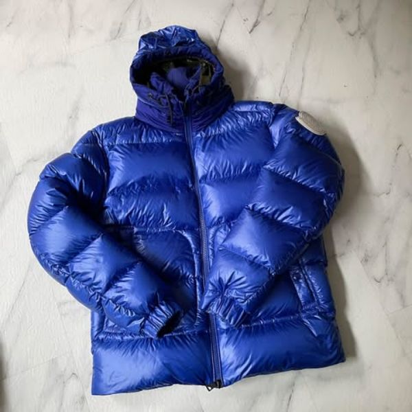 圖片 Moncler 寶藍徽章羽絨外套