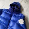 圖片 Moncler 寶藍徽章羽絨外套