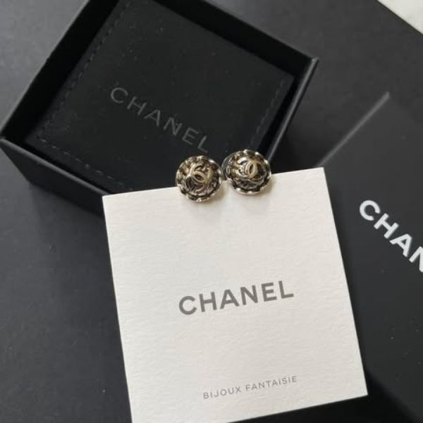 圖片 Chanel 新款小鈕釦花邊耳針