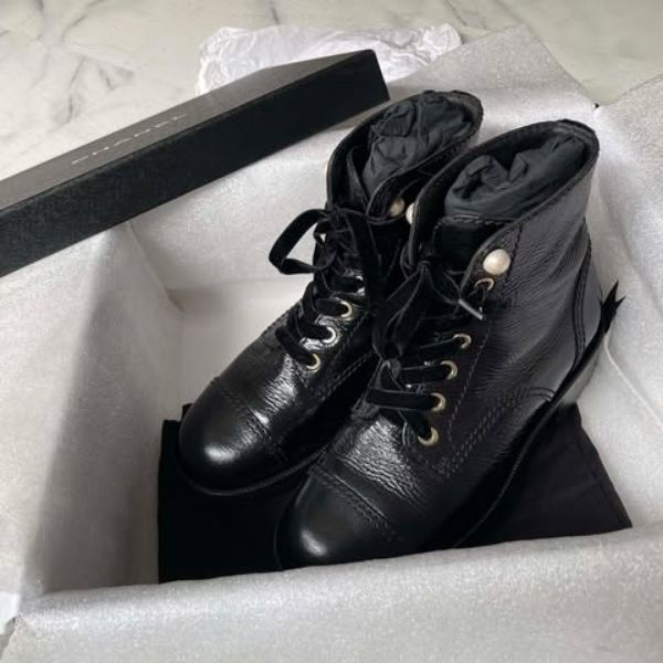 圖片 Chanel手工坊黑色珍珠油蠟馬丁靴
