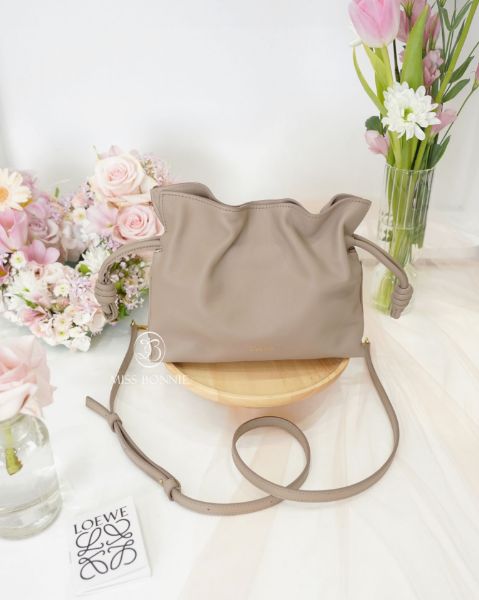 圖片 LOEWE 小牛皮迷你福袋包-沙色(預購)