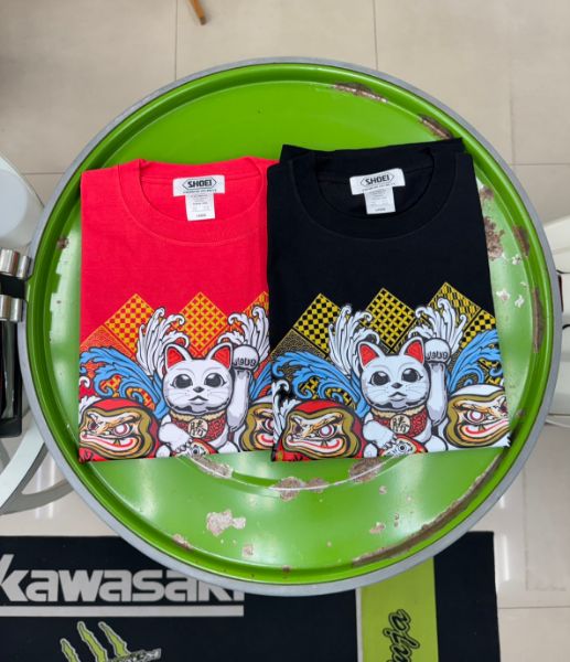 圖片 熊彬安全帽 ⎜日本 SHOEI MARQUEZ達摩招き猫Tシャツ shoei達摩招財貓 T恤 t-shirt 黑/紅
