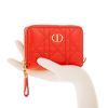 圖片 DIOR 新款柔軟小牛皮Cannage 藤格紋圖案縫線 Dior Caro 卡片零錢包 (亮橙色)
