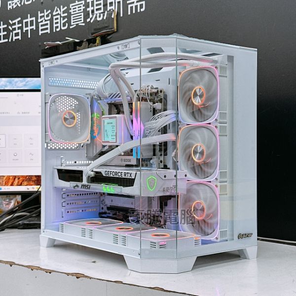 圖片 萌兔9號 AMD R7 9700X 獨顯 RTX5070 12G TRIO 電競主機 白色海景房 液晶水冷