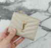 圖片 《現貨在台最低特價 》Saint Laurent YSL Monogram魚子醬壓紋皮革對摺短夾 復古白色