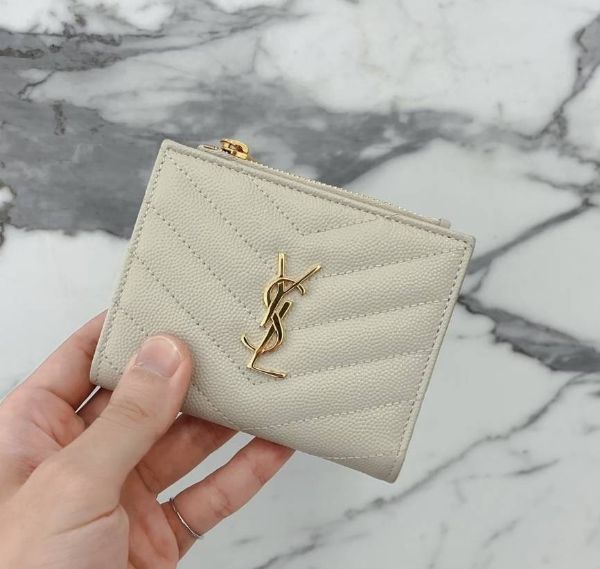 圖片 《現貨在台最低特價 》Saint Laurent YSL Monogram魚子醬壓紋皮革對摺短夾 復古白色